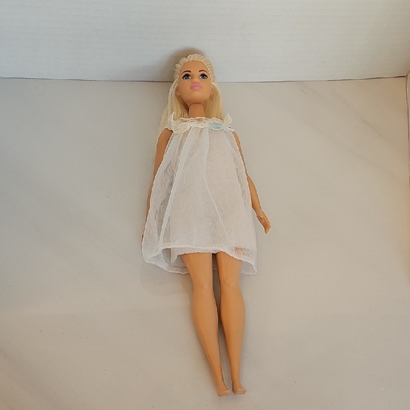 Barbie Curvy Doll - Picture 6 of 8